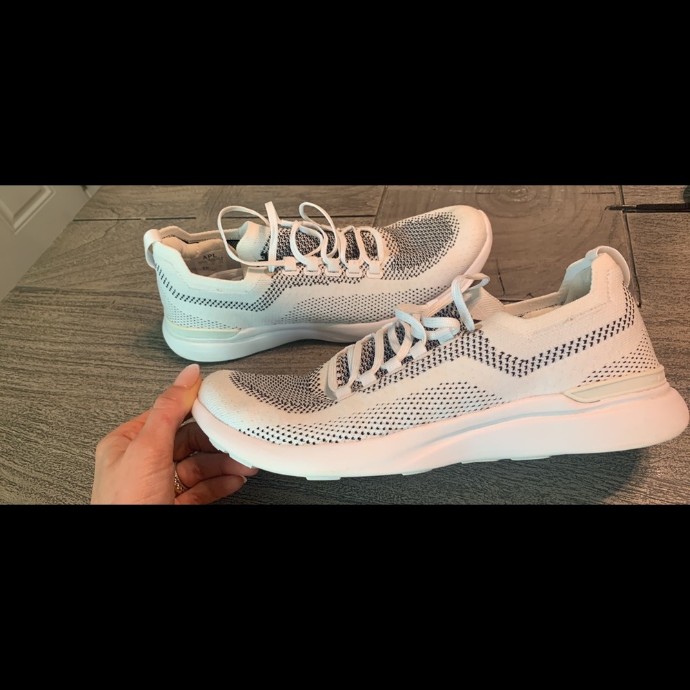 Womens APL Techloom Breeze Sneakers US 9